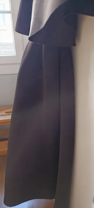 Vestido de gala negro con volantes en hombros