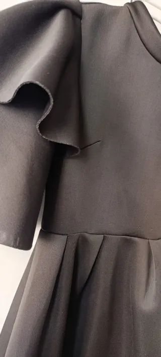 Vestido de gala negro con volantes en hombros