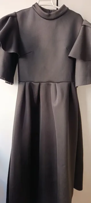 Vestido de gala negro con volantes en hombros