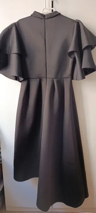 Vestido de gala negro con volantes en hombros