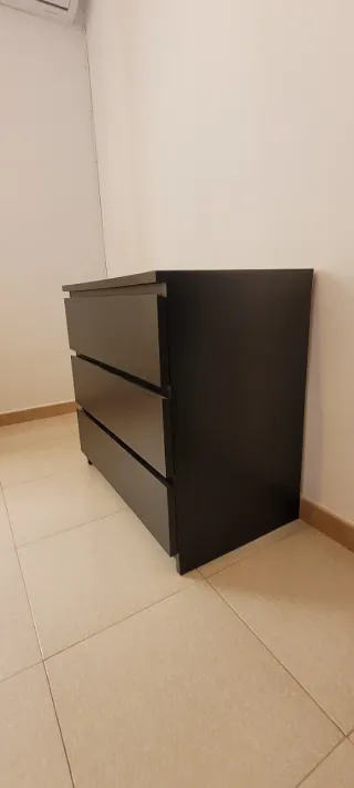 Dos Cómoda negra y crema Ikea 3 cajones