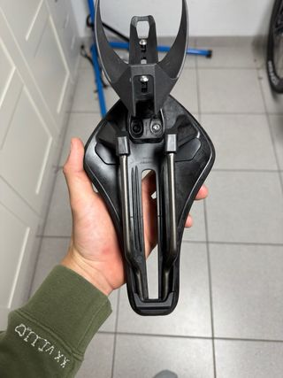 Sillín Fizik Aeris + Soporte Bidón