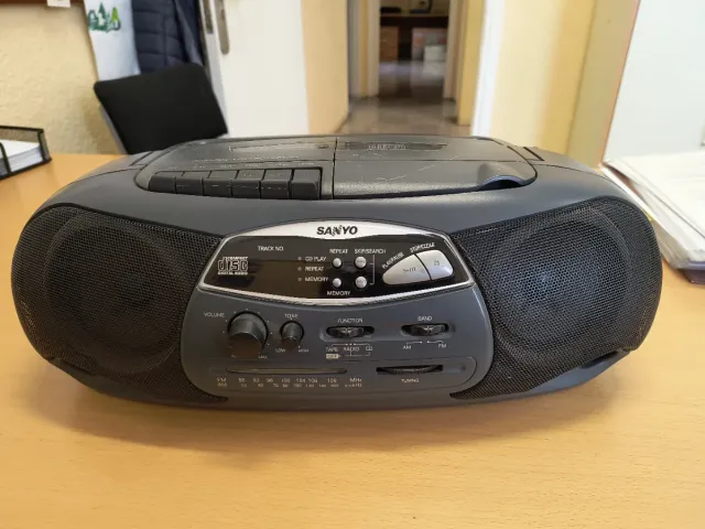 Radiocassette Sanyo Gris