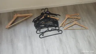 Todo 5 Euros Perchas Madera y Plástico