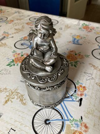 Joyero plateado con angel leyendo