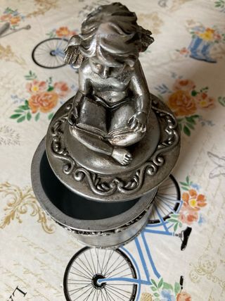 Joyero plateado con angel leyendo