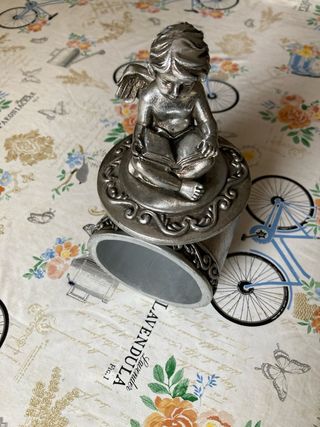 Joyero plateado con angel leyendo