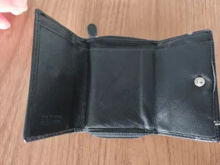 Cartera de piel negra