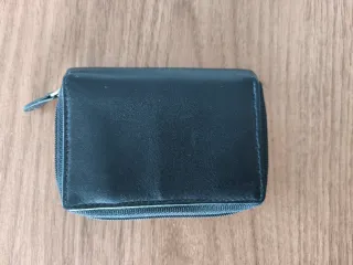 Cartera de piel negra
