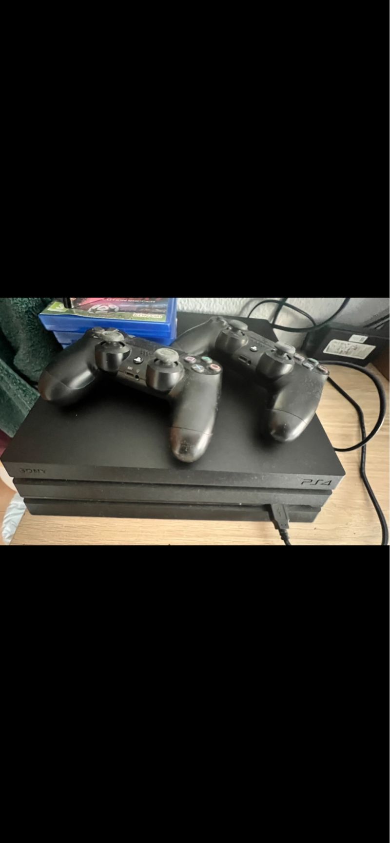 PS4 (PlayStation 4) Negra + 2 Mandos + 4 Juegos