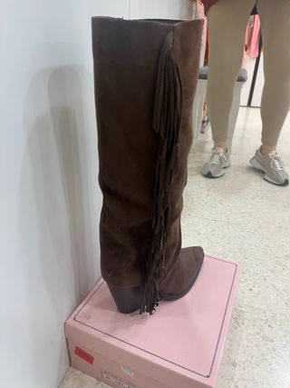 Botas altas marrones con flecos