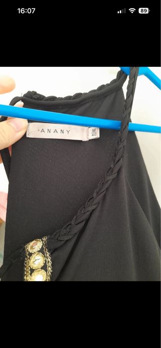 Mono largo negro con detalles dorados