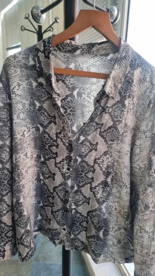 Blusa suave efecto seda estampado animal