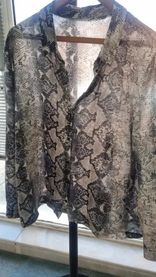 Blusa suave efecto seda estampado animal