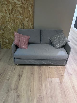 Sofá Cama Gris con Cojines