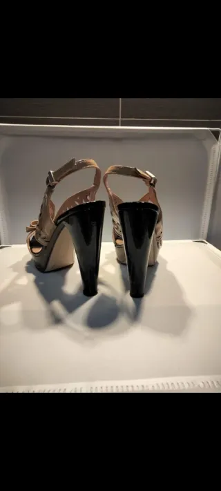 Zapatos de tacón Ezzio beige y negro