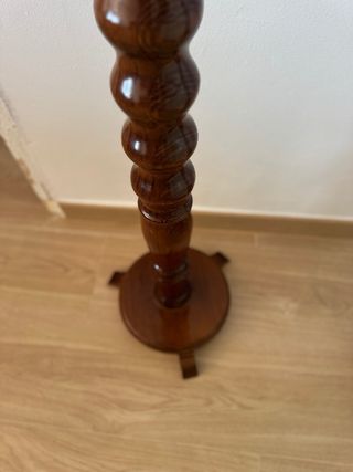 Pie de jardinera de madera