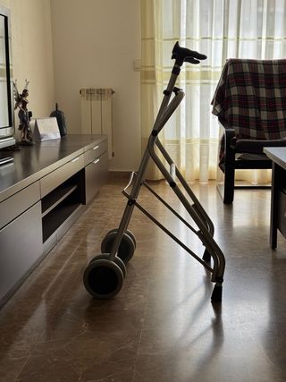 Andador plegable con ruedas - precio negociable.