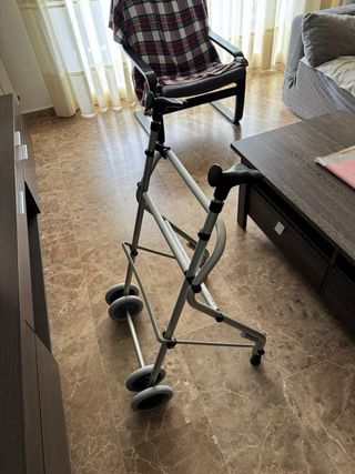 Andador plegable con ruedas - precio negociable.