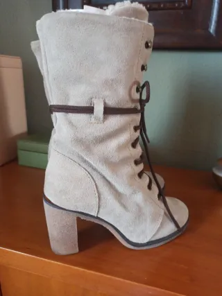 Botas de ante media caña con cordones