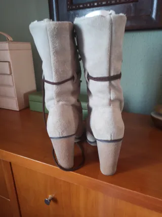 Botas de ante media caña con cordones