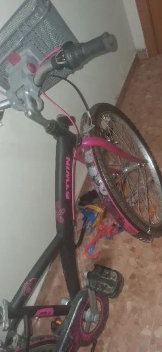 Bicicleta rosa negra con flores  B,TWIN original