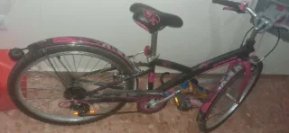 Bicicleta rosa negra con flores  B,TWIN original