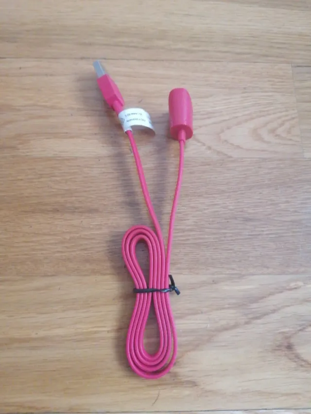Cable USB Rosa con Conector y Tapa Marca Vuse