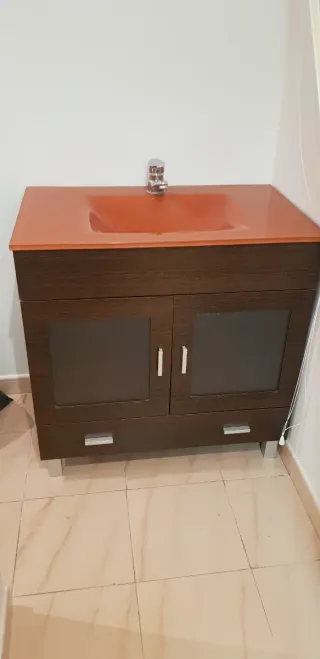 Mueble de baño con lavabo y grifo