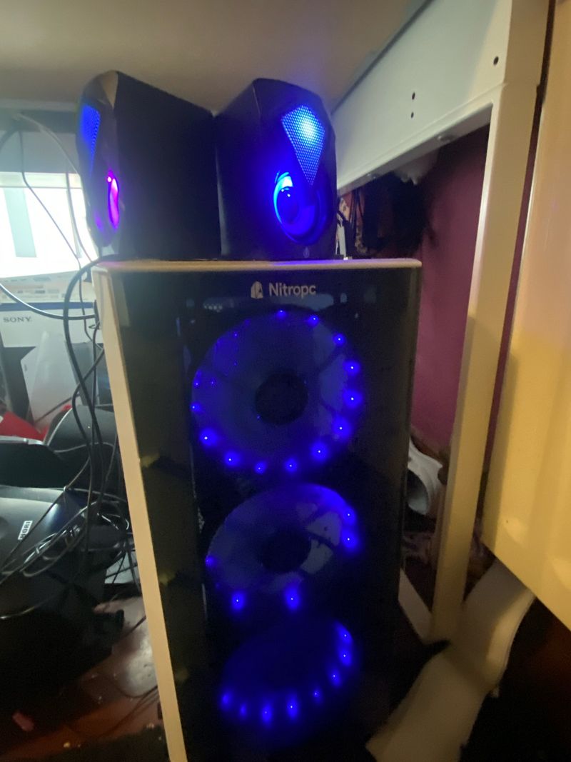 PC Gaming NitroPC con luces LED azules