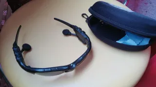 Gafas de sol con auriculares y funda