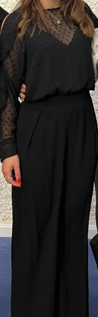 Mono negro con volantes