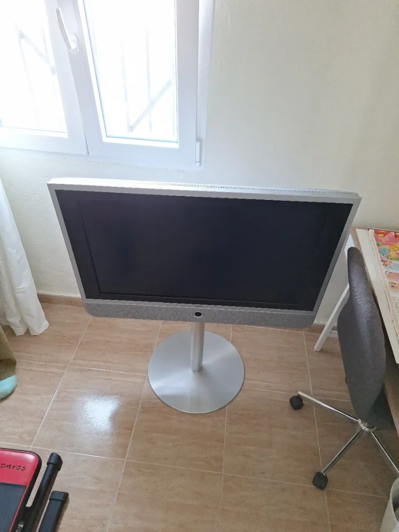 Televisor Loewe 40 pulgadas con barra de sonido