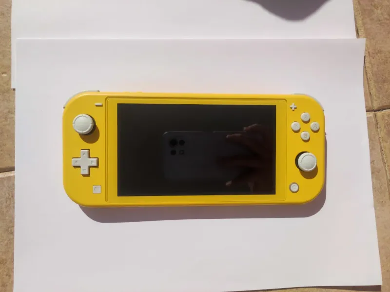 Nintendo Switch Lite Amarilla + Funda afbeelding 3