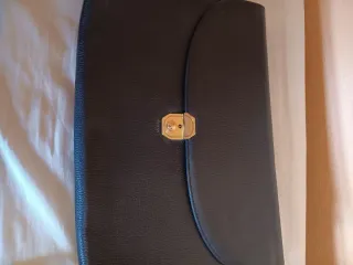 Carteras de piel negras y marrones