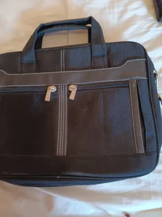 Carteras de piel negras y marrones