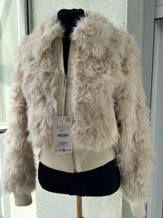 Chaqueta Zara efecto pelo crema Talla S