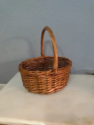 Cesta de mimbre con asa