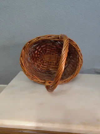 Cesta de mimbre con asa