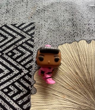 Muñeca de erica de los kinder joy Stranger Things