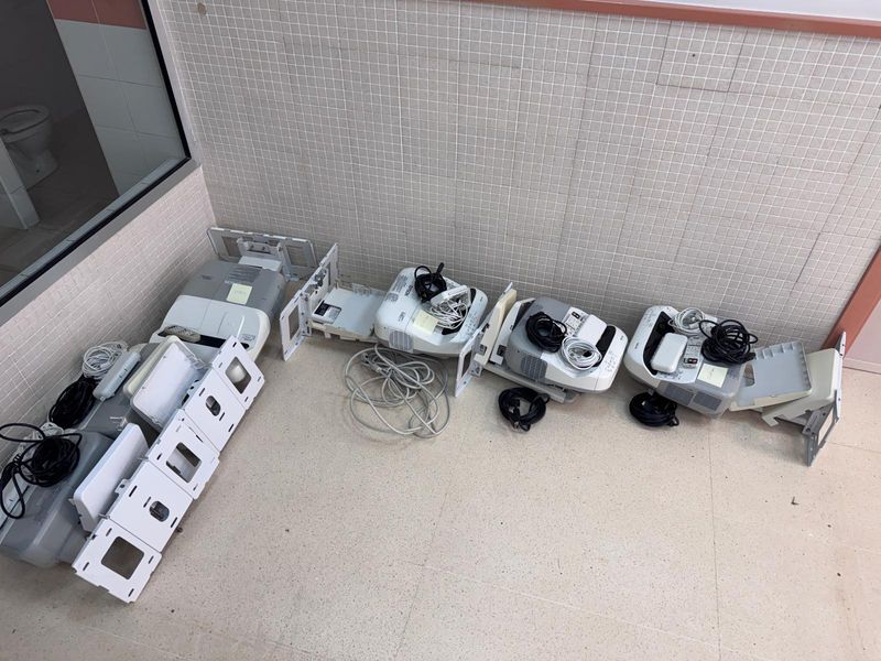 Proyector Epson EB-450W + soporte + mando + cables