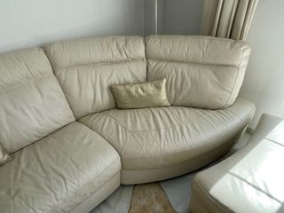Sofá Reclinable de Piel Beige con Reposapiés