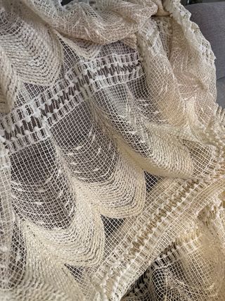 Cortinas caladas en tonos beige.