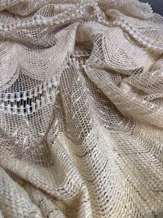 Cortinas caladas en tonos beige.