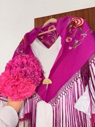 Traje de flamenca blanco y rosa
