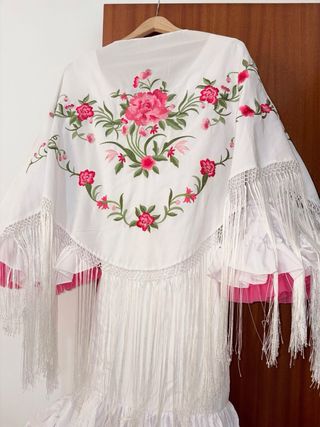 Traje de flamenca blanco y rosa