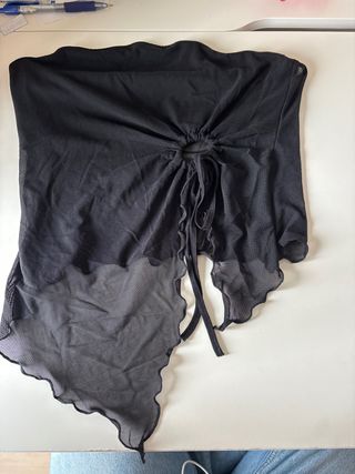 Top negro escotado con cordones