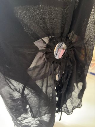 Top negro escotado con cordones