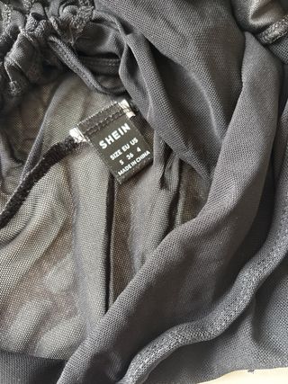 Top negro escotado con cordones