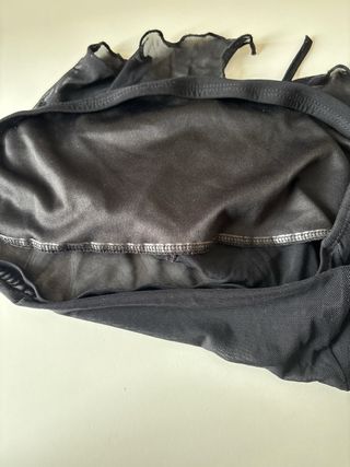 Top negro escotado con cordones